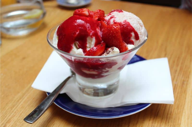 Strawberry Cheesecake Coppa Vanilla and strawberry ice cream, fresh strawberries, strawberry coulis, meringue, ricotta-yoghurt and flaked almonds